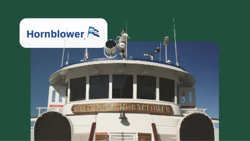 Hornblower-logo laivaa esittävän valokuvan vieressä