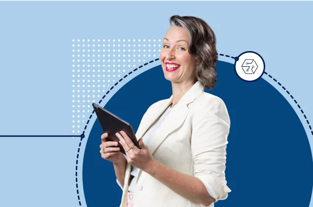 Femme souriante tenant une tablette